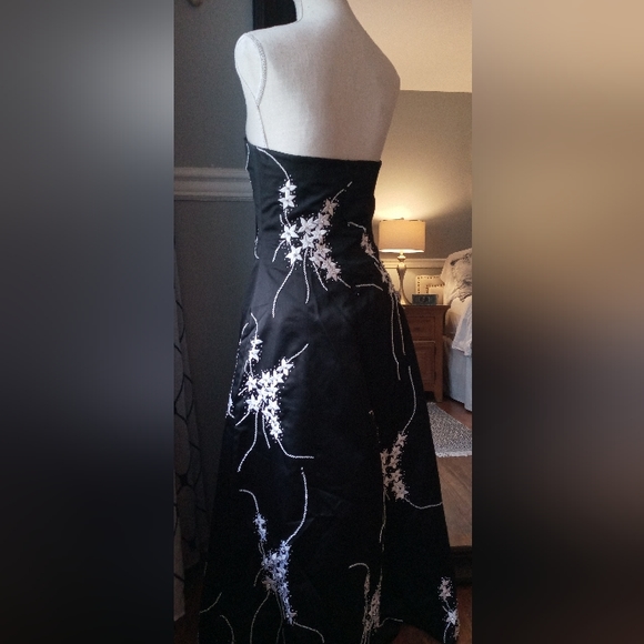 Gorgeous Jovani Strapless New York Dress - Picture 4 of 9